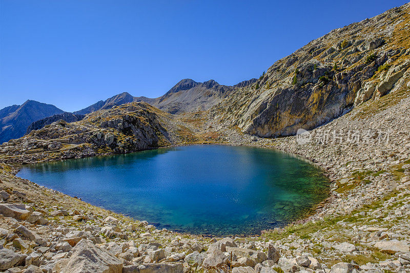 “Laghi di Fremamorta”小径，这是海洋阿尔卑斯自然公园中的一系列小湖泊。意大利北部山麓,